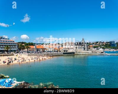 Portugal, Lissabon, Cascais, Menschen, die sich im Sommer im Praia da Ribeira entspannen Stockfoto