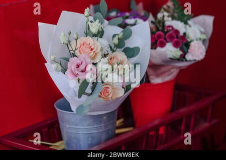Zwei Blumensträuße in Eimern Stockfoto