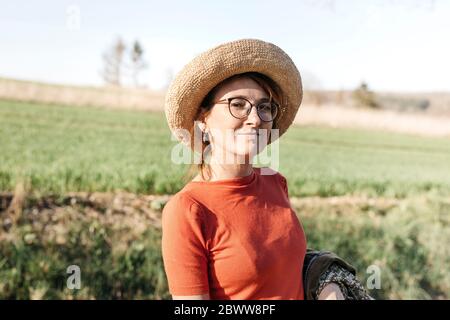 Portrait einer reifen Frau mit Brille und Strohhut in der Natur Stockfoto