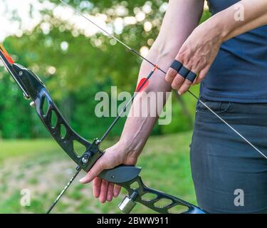 Bogenschießen, Vorbereitung auf einen Pfeil aus einem Bogen schießen Stockfoto