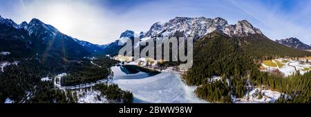 Deutschland, Bayern, Ramsau bei Berchtesgaden, Hubschrauberblick über den Hintersee und die Reiter Alpe Range bei Winteranbruch Stockfoto