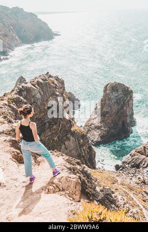 Portugal, Lissabon, Sintra, Junge Frau bewundern den Atlantik vom Rand der Cabo da Roca Klippen Stockfoto