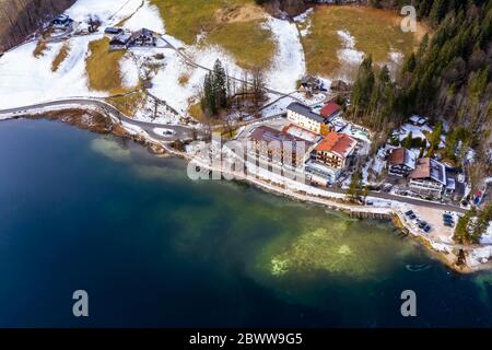 Deutschland, Bayern, Ramsau bei Berchtesgaden, Hubschrauberlandeansicht des Dorfes am Hintersee Stockfoto