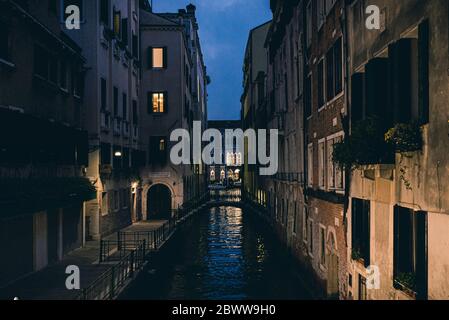 Italien, Venedig, Brücke über Kanal zwischen alten Häusern bei Dämmerung Stockfoto