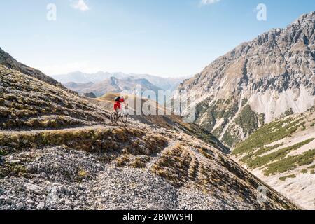 Mann auf dem Mountainbike, Münstertal, Graubünden, Schweiz Stockfoto