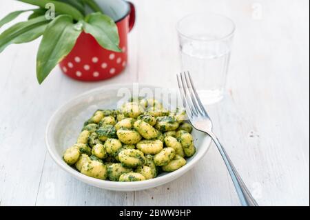 Schüssel mit hausgemachten Gnocchi mit Porree Stockfoto