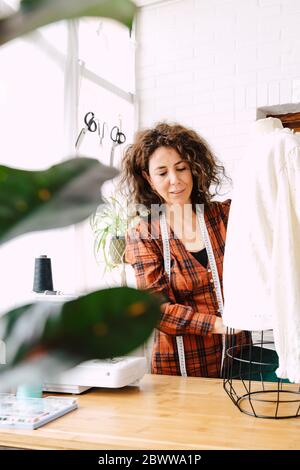 Frau pinning top auf Kleid Form zu Hause Stockfoto