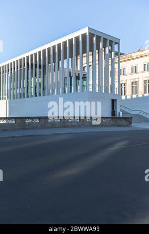 Deutschland, Berlin, leere Straße vor der James Simon Gallery Stockfoto