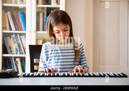 Mädchen spielen Rolle Klavier zu Hause Stockfoto