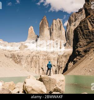 Wanderer in der Berglandschaft am See am Mirador Las Torres im Torres del Paine Nationalpark, Patagonien, Chile Stockfoto