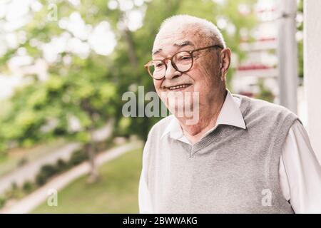 Porträt von lächelnden senior Mann mit Brille Stockfoto