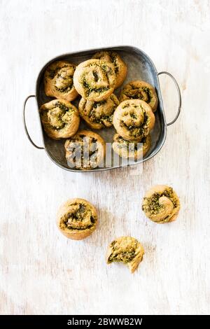 Hausgemachte Pizzaleifen mit Ramson Pesto Stockfoto
