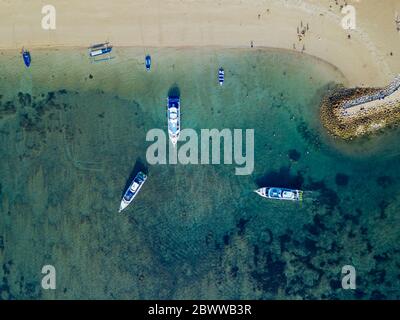 Indonesien, Bali, Sanur, Luftansicht der Boote, die vor dem sandigen Küstenstrand festgemacht sind Stockfoto