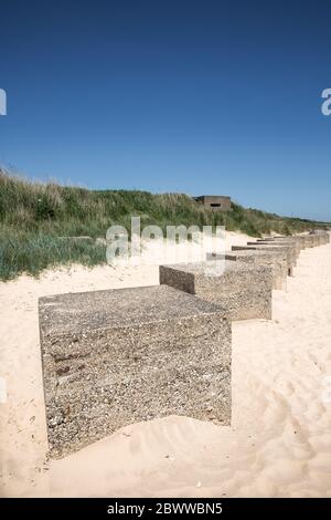 Eine befestigte britische Armee-Kiste auf der Ostschicht des Vereinigten Königreichs am Strand Fraisthorpe in der Nähe von Bridlington, Yorkshire, die während des Zweiten Weltkriegs verwendet wurden, um zu def Stockfoto