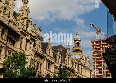 Antwerpen, Flandern, Belgien. August 2019. Historisches Zentrum: Auf der linken Seite die prächtigen Renaissance-Gebäude und auf der rechten Seite die Baustelle von einem m Stockfoto