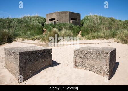 Eine befestigte britische Armee-Kiste auf der Ostschicht des Vereinigten Königreichs am Strand Fraisthorpe in der Nähe von Bridlington, Yorkshire, die während des Zweiten Weltkriegs verwendet wurden, um zu def Stockfoto