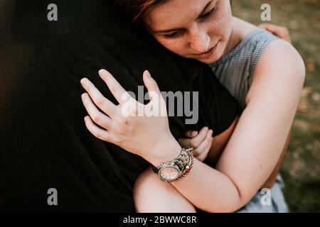 Nahaufnahme eines jungen Paares, das sich umarmt Stockfoto
