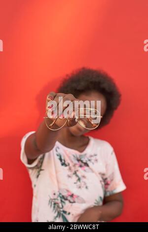 Junge Frau zeigt ihre Brille, Nahaufnahme Stockfoto