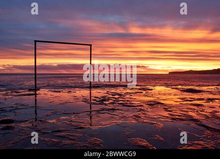 Landschaftlich schöner Blick auf das Meer gegen orangen Himmel bei Sonnenuntergang, Puerto Piramides, Argentinien Stockfoto