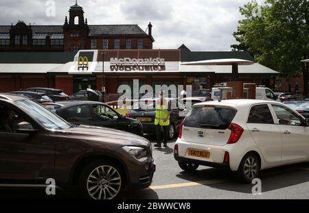 Autos werden auf die McDonalds-Durchfahrt in Pollokshaws, Glasgow, gerichtet, da angekündigt wurde, dass die Durchfahrt wieder eröffnet werden soll, da Schottland in Phase 1 des Plans der schottischen Regierung zur schrittweisen Aufhebung der Sperre geht. Stockfoto