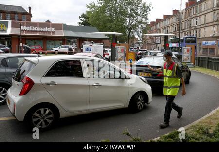 Autos werden auf die McDonalds-Durchfahrt in Pollokshaws, Glasgow, gerichtet, da angekündigt wurde, dass die Durchfahrt wieder eröffnet werden soll, da Schottland in Phase 1 des Plans der schottischen Regierung zur schrittweisen Aufhebung der Sperre geht. Stockfoto