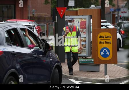 Autos werden auf die McDonalds-Durchfahrt in Pollokshaws, Glasgow, gerichtet, da angekündigt wurde, dass die Durchfahrt wieder eröffnet werden soll, da Schottland in Phase 1 des Plans der schottischen Regierung zur schrittweisen Aufhebung der Sperre geht. Stockfoto