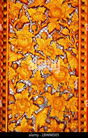 Alte Thai Muster Kunst der Blumen auf Fenster. Stockfoto