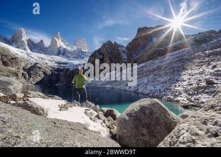 Wanderer vor dem Mount Fitz Roy an der Laguna Sucia, El Chalten, Patagonien, Argentinien Stockfoto