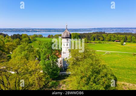 Deutschland, Bayern, Munsing, Drohne Ansicht der Kirche Mariä Himmelfahrt im Frühjahr Stockfoto