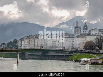 Die österreichische Stadt Salzburg in den Ostalpen. Die Salzach fließt an den alten Gebäuden der Altstadt vorbei, die der Geburtsort ist Stockfoto