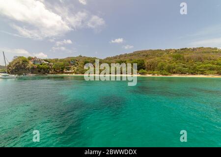 Weitwinkelansicht der Bucht von Prinzessin Margaret mit Hügeln im Hintergrund, Bequia, St. Vincent und die Grenadinen Stockfoto