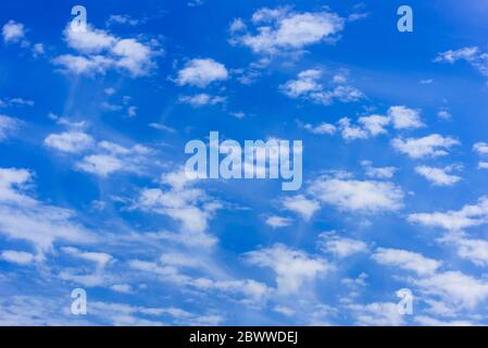 Altocumulus Wolken in blauem Himmel. Cloudlets Stockfoto