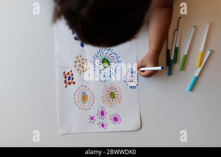 Crop-Ansicht von kleinen Jungen Zeichnung Blumen Stockfoto