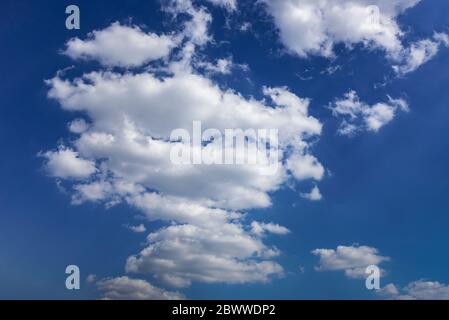 Cumulus-Wolken. Flauschige weiße Wolken in blauem Himmel Stockfoto