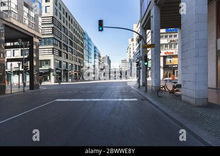 Deutschland, Berlin, leerer Kreuzungspunkt in der Friedrichstraße während der COVID-19-Epidemie Stockfoto