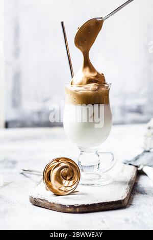 Tasse Dalgona Kaffee mit Eismilch Stockfoto