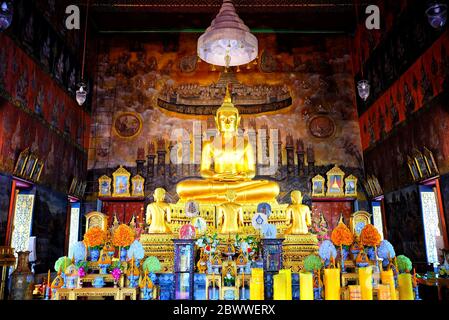 BANGKOK, THAILAND - 10. OKTOBER 2018: Altes Buddha-Bild im Wat Rakhang Kositaram Tempel, wo ein berühmter buddhistischer Tempel und Wahrzeichen in Bangkok ist, Stockfoto