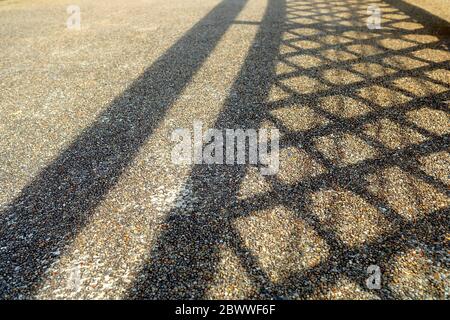 Nahaufnahme Zaun Schatten auf dem Boden. Stockfoto