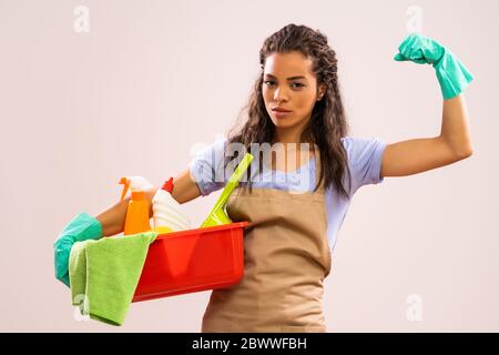 Porträt der afroamerikanischen Hausfrau, die bereit für die Hausarbeit ist. Stockfoto