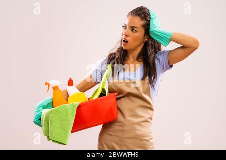 Porträt einer afroamerikanischen Hausfrau, die nicht gerne putzt. Stockfoto