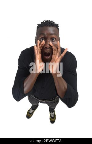 Afrikanischer Mann eine Hand in den Mund und schreit auf weißem Hintergrund Stockfoto