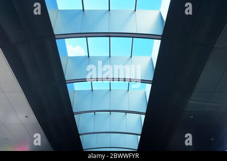 Glasdach im Flur mit White Cloud und Blue Sky. Stockfoto