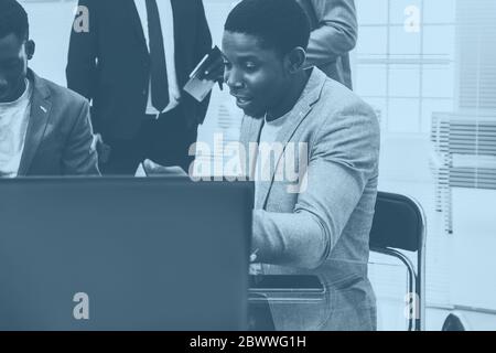 Das multinationale Geschäftsteam arbeitet im Büro. Stockfoto