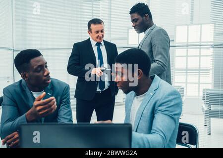 Das multinationale Geschäftsteam arbeitet im Büro. Stockfoto