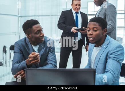 Das multinationale Geschäftsteam arbeitet im Büro. Stockfoto
