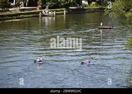 Berlin, Deutschland. Juni 2020. Kanufahrer und Fischer tummeln sich auf der Spree im Treptower Park. Quelle: Sven Braun/dpa/Alamy Live News Stockfoto