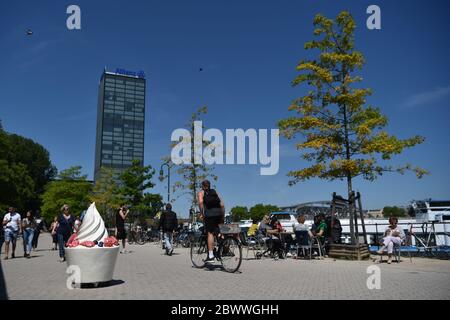 Berlin, Deutschland. Juni 2020. Auf der Spree-Promenade im Treptower Park tummeln sich die Menschen. Quelle: Sven Braun/dpa/Alamy Live News Stockfoto