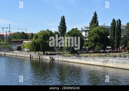 Berlin, Deutschland. Juni 2020. Die Sonne genießen die Menschen im Monbijoupark in Berlin. Quelle: Sven Braun/dpa/Alamy Live News Stockfoto