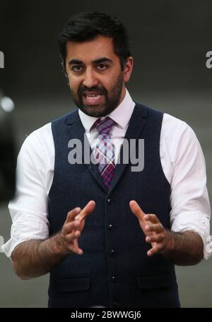 Justizminister Humza Yousaf MS spricht heute im schottischen Parlament in Edinburgh mit den Medien, da Schottland in Phase 1 des Plans der schottischen Regierung zur schrittweisen Aufhebung der Lockdown geht. Stockfoto