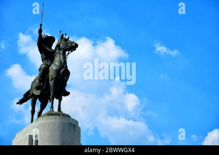 Anceint König Taksin das große Denkmal mit blauem Himmel Hintergrund in Bangkok, Thailand. Stockfoto